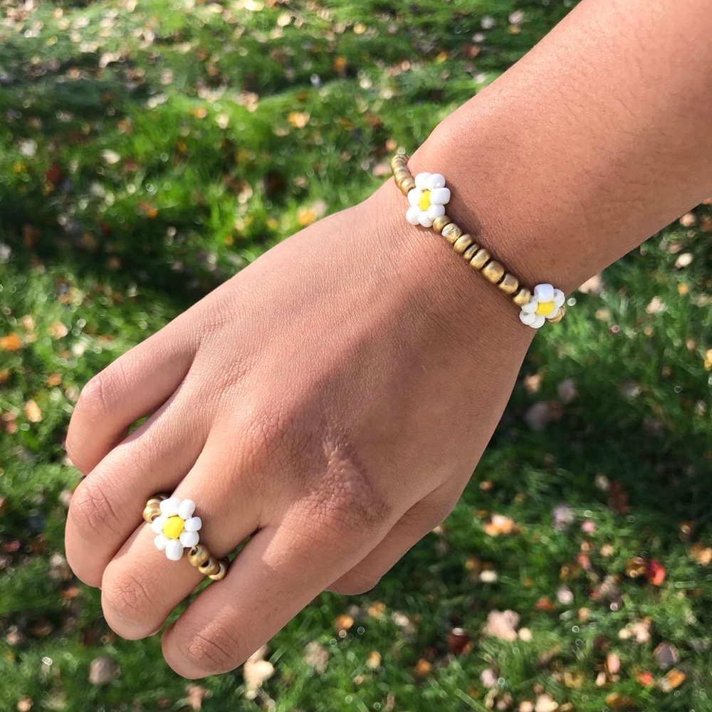Good and white flower bracelet